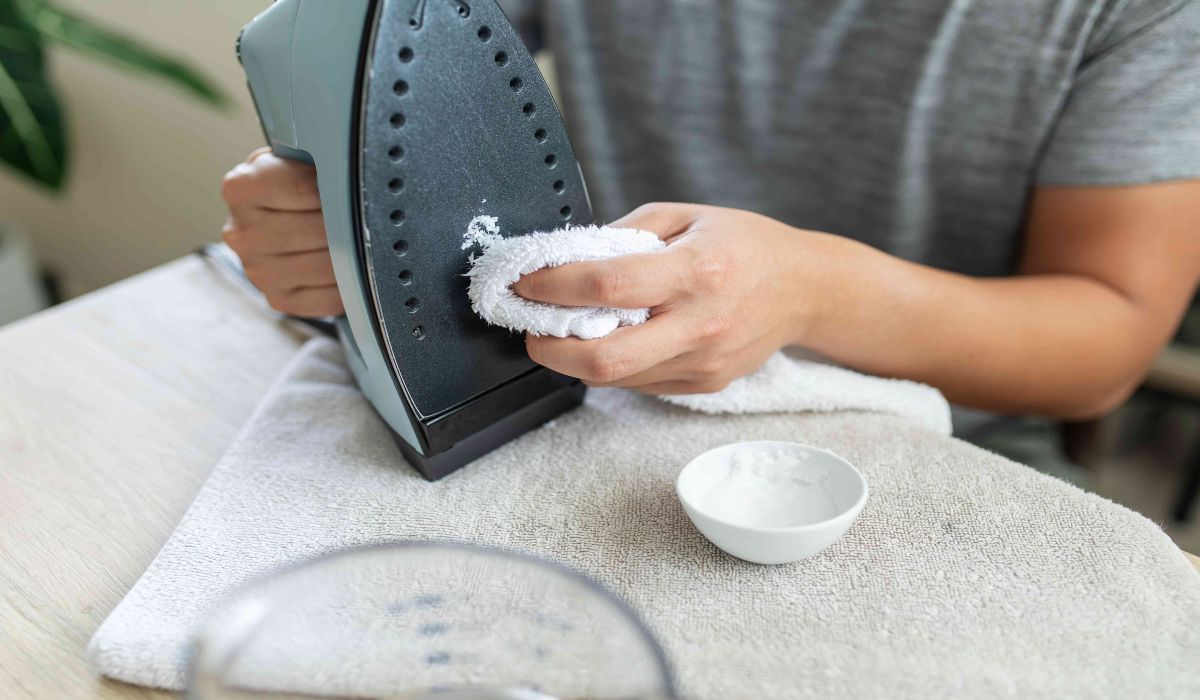 how-to-clean-iron-with-toothpaste